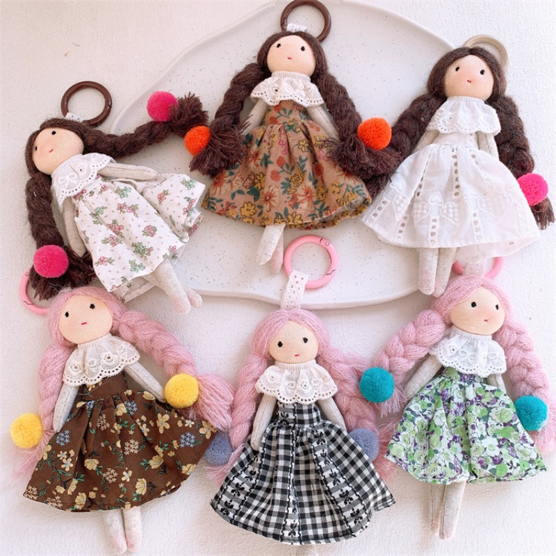 Kids Toys Supplier - พวงกุญแจตุ๊กตาถักเปียน่ารัก สาวน้อยแสนหวาน ชุดเดรสลายดอกไม้ ของเล่นตุ๊กตาขนนุ่ม จี้ห้อยกระเป๋า ของตกแต่งกระเป๋าสะพายสุดน่ารัก